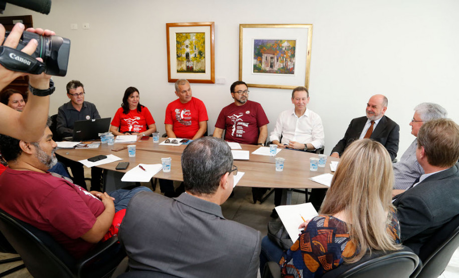 O chefe da Casa Civil, Valdir Rossoni; o secretário da Administração e Previdência, Fernando Ghignone, e o diretor-geral da Secretaria da Educação, Edmundo da Veiga, receberam nesta quarta-feira (30), no Palácio Iguaçu, representantes do sindicato dos professores, que realizaram um dia de paralisação.