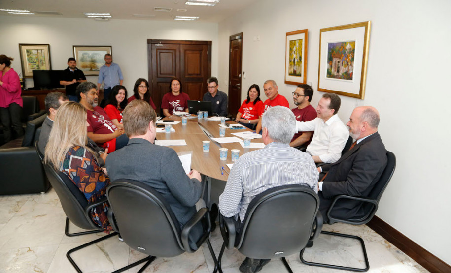 O chefe da Casa Civil, Valdir Rossoni; o secretário da Administração e Previdência, Fernando Ghignone, e o diretor-geral da Secretaria da Educação, Edmundo da Veiga, receberam nesta quarta-feira (30), no Palácio Iguaçu, representantes do sindicato dos professores, que realizaram um dia de paralisação.