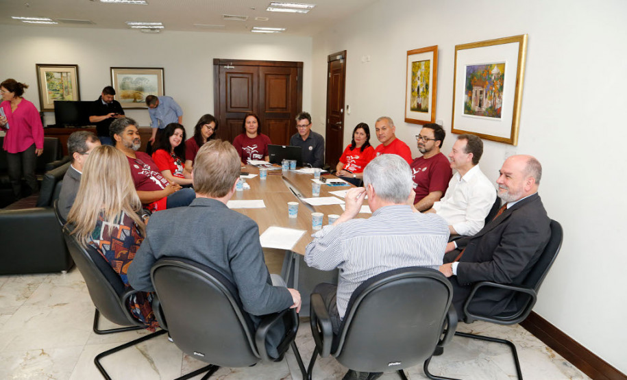 O chefe da Casa Civil, Valdir Rossoni; o secretário da Administração e Previdência, Fernando Ghignone, e o diretor-geral da Secretaria da Educação, Edmundo da Veiga, receberam nesta quarta-feira (30), no Palácio Iguaçu, representantes do sindicato dos professores, que realizaram um dia de paralisação.