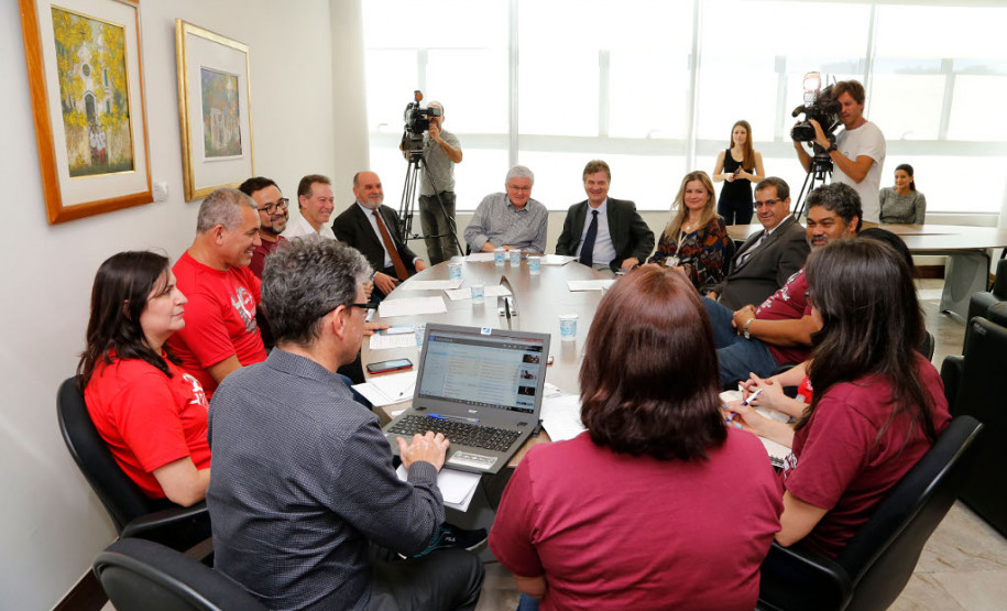 O chefe da Casa Civil, Valdir Rossoni; o secretário da Administração e Previdência, Fernando Ghignone, e o diretor-geral da Secretaria da Educação, Edmundo da Veiga, receberam nesta quarta-feira (30), no Palácio Iguaçu, representantes do sindicato dos professores, que realizaram um dia de paralisação.
