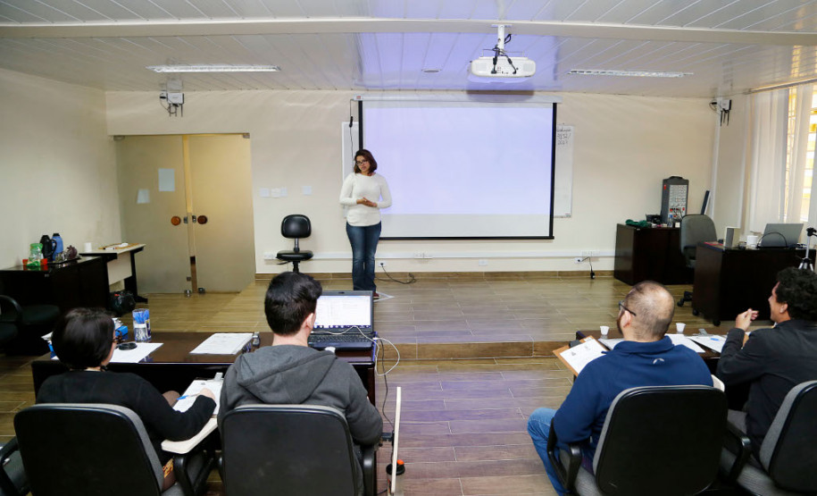 A Secretaria de Estado da Educação iniciou as bancas para avaliação de professores bilíngues em português e libras e Tradutores e Intérpretes da Língua Brasileira de Sinais (TILS) para proficiências dos profissionais que atuarão em escolas e centros para surdos e salas de recursos multifuncionais surdez.
