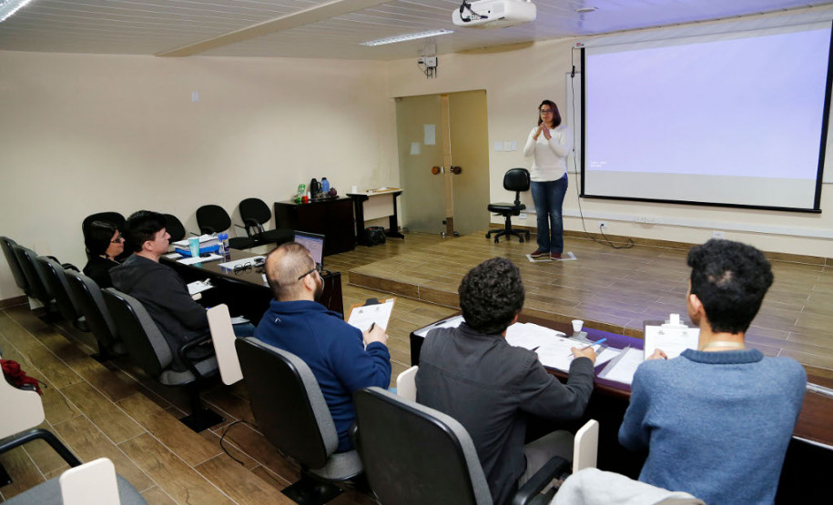 A Secretaria de Estado da Educação iniciou as bancas para avaliação de professores bilíngues em português e libras e Tradutores e Intérpretes da Língua Brasileira de Sinais (TILS) para proficiências dos profissionais que atuarão em escolas e centros para surdos e salas de recursos multifuncionais surdez.