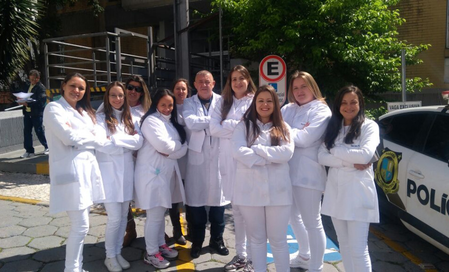 Uma vez por semestre os estudantes do curso técnico em enfermagem do Colégio Estadual João XXIII, em Irati (Centro-Sul do Estado), realizam visitas técnicas em hospitais da região para conhecer na prática como é o dia a dia da profissão e alinhar conhecimento prático as teorias vistas em sala de aula.
