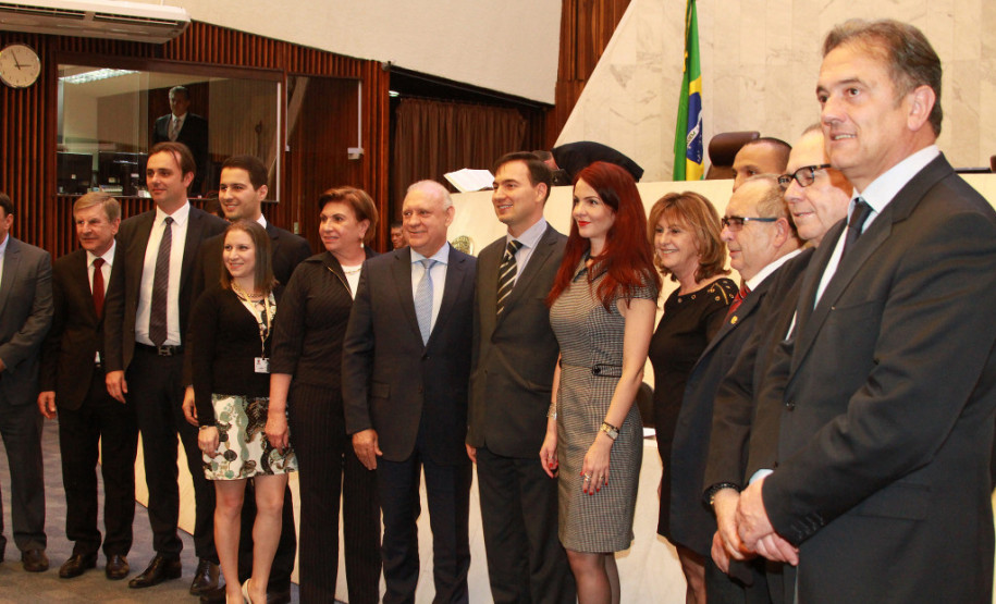 Geração Atitude envolverá 160 escolas da rede pública estadual A terceira edição do projeto Geração Atitude foi lançada nesta segunda-feira (4), no início da sessão da Assembleia Legislativa, e tem como objetivo promover a formação cidadã de estudantes e estimular o protagonismo juvenil.