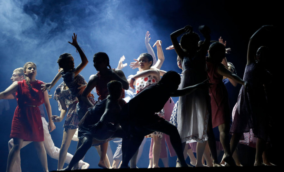 Estudantes da rede estadual de ensino e unidades conveniadas à Secretaria de Estado da Educação participaram nesta terça-feira (5) no Teatro Guaíra, em Curitiba, do Festival SEED 70 anos, com uma série de apresentações culturais. As atividades integram as comemorações do aniversário da secretaria e têm como objetivo resgatar a memória da educação pública no Estado, além de valorizar e divulgar os talentos dos jovens alunos da rede paranaense.