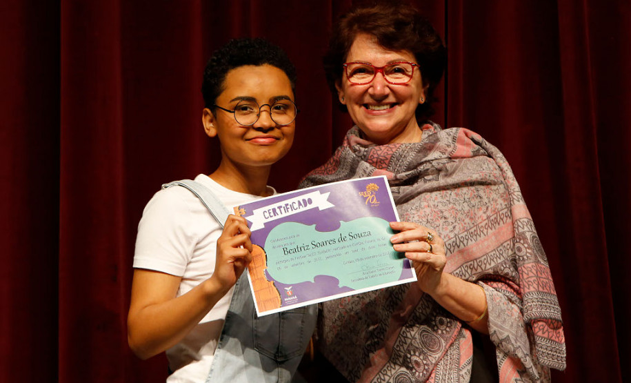 Além do espetáculo de dança, subiram ao palco a estudante Bia Soares, do Colégio Estadual Professora Ottília Homero da Silva, do município de Pinhais, também na Grande Curitiba. Ela tem 14 anos, é escritora e compositora e já acumula experiência artística, com apresentações no seu colégio e participação no programa “The Voice Kids”, em 2016.