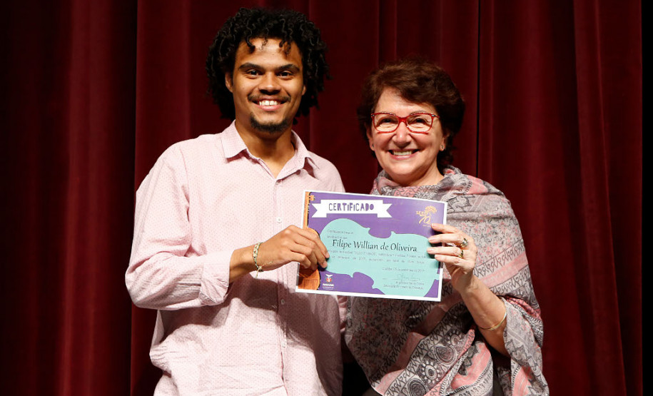 O ex-aluno do Colégio Estadual Professor João Loyola, no bairro Pinheirinho, na Capital, Lipe Oliveira terminou seus estudos em 2015 e depois de participar de vários projetos musicais inicia carreira solo com o lançamento do seu primeiro clipe da música de trabalho “Uma nova canção”.