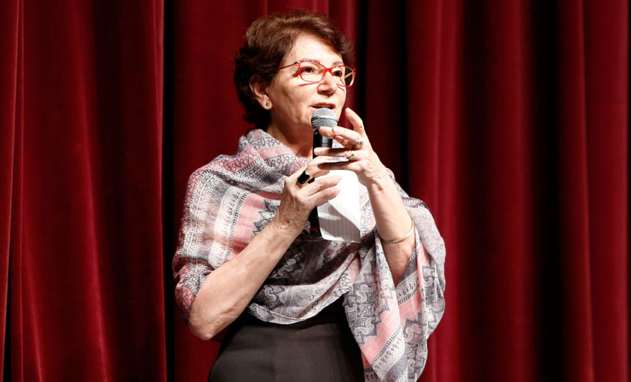 “Para marcar os 70 anos da secretaria organizamos várias atividades, como concurso de artes e resgate da memória fotográfica e homenagens aos ex-funcionários que ajudaram a construir a educação pública no Paraná. Hoje nossa intenção é promover uma comemoração voltada para nossos estudantes, a razão de ser desta secretaria”, disse a secretária da Educação, professora Ana Seres, durante a abertura do festival.