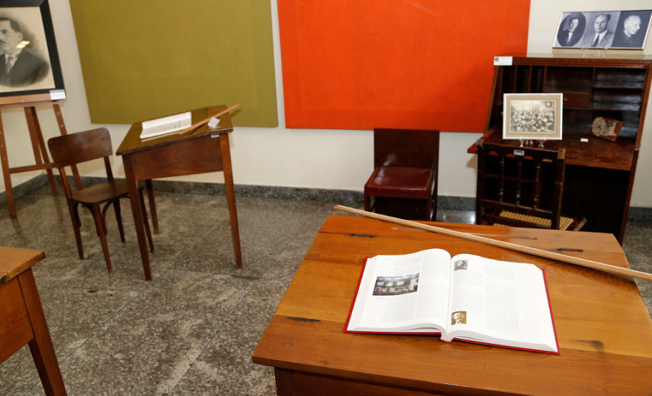 No hall de entrada do palco principal do Teatro Guaíra os visitantes puderam conhecer um pouco mais sobre a evolução da educação pública, graças a uma mostra promovida pelo Museu da Escola Paranaense. Os convidados puderam ver parte do acervo que inclui uniformes, livros, fotografias e mobiliários que representam a evolução da educação no Estado. Entre os itens estão as antigas carteiras com espaço para tinteiro, mesas para desenho e os tradicionais uniformes com saia plissada.