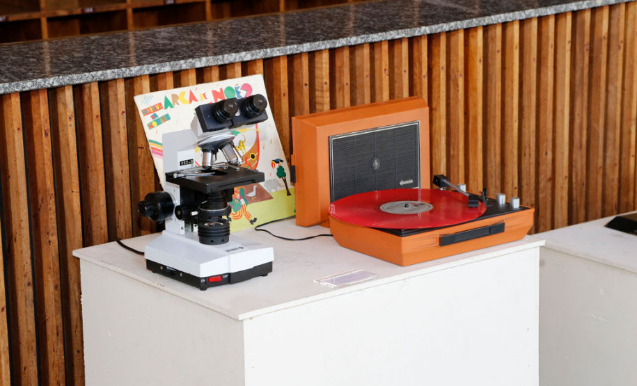 No hall de entrada do palco principal do Teatro Guaíra os visitantes puderam conhecer um pouco mais sobre a evolução da educação pública, graças a uma mostra promovida pelo Museu da Escola Paranaense. Os convidados puderam ver parte do acervo que inclui uniformes, livros, fotografias e mobiliários que representam a evolução da educação no Estado. Entre os itens estão as antigas carteiras com espaço para tinteiro, mesas para desenho e os tradicionais uniformes com saia plissada.