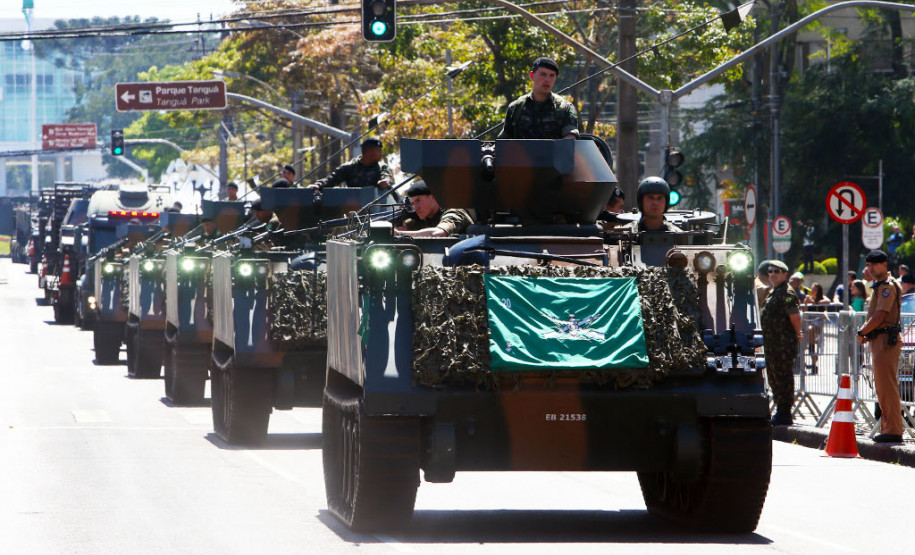 Estudantes de cinco escolas municipais, 12 colégios estaduais, grupos de escoteiros, representantes de instituições da sociedade civil e a Força de Segurança do Estado participaram nesta quinta-feira (07) do desfile cívico-militar que comemorou os 195 anos da Proclamação da Independência. O governador Beto Richa participou do evento, que tomou a Avenida Cândido de Abreu, em Curitiba, com a presença de cerca de 40 mil pessoas.