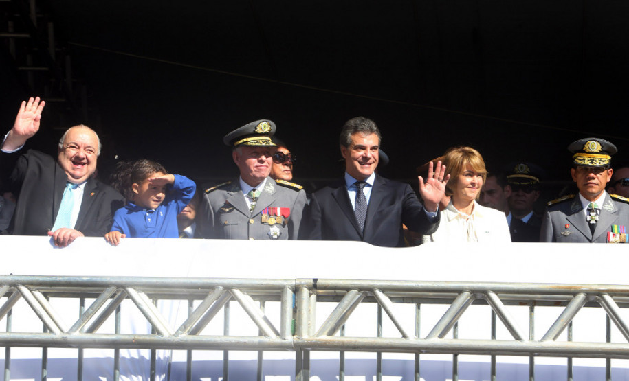 Estudantes de cinco escolas municipais, 12 colégios estaduais, grupos de escoteiros, representantes de instituições da sociedade civil e a Força de Segurança do Estado participaram nesta quinta-feira (07) do desfile cívico-militar que comemorou os 195 anos da Proclamação da Independência. O governador Beto Richa participou do evento, que tomou a Avenida Cândido de Abreu, em Curitiba, com a presença de cerca de 40 mil pessoas.