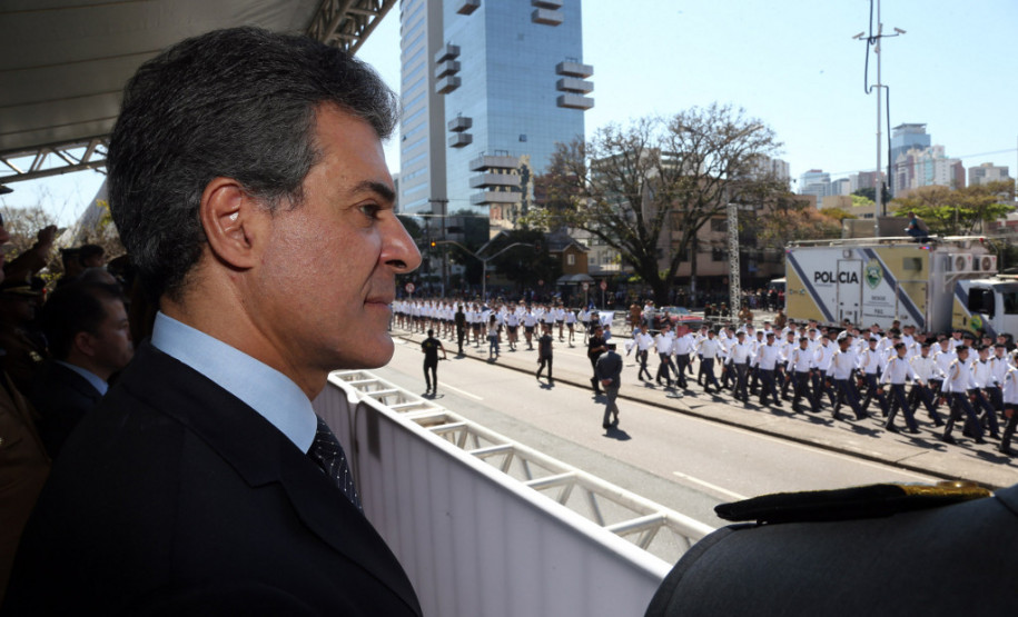 Estudantes de cinco escolas municipais, 12 colégios estaduais, grupos de escoteiros, representantes de instituições da sociedade civil e a Força de Segurança do Estado participaram nesta quinta-feira (07) do desfile cívico-militar que comemorou os 195 anos da Proclamação da Independência. O governador Beto Richa participou do evento, que tomou a Avenida Cândido de Abreu, em Curitiba, com a presença de cerca de 40 mil pessoas.