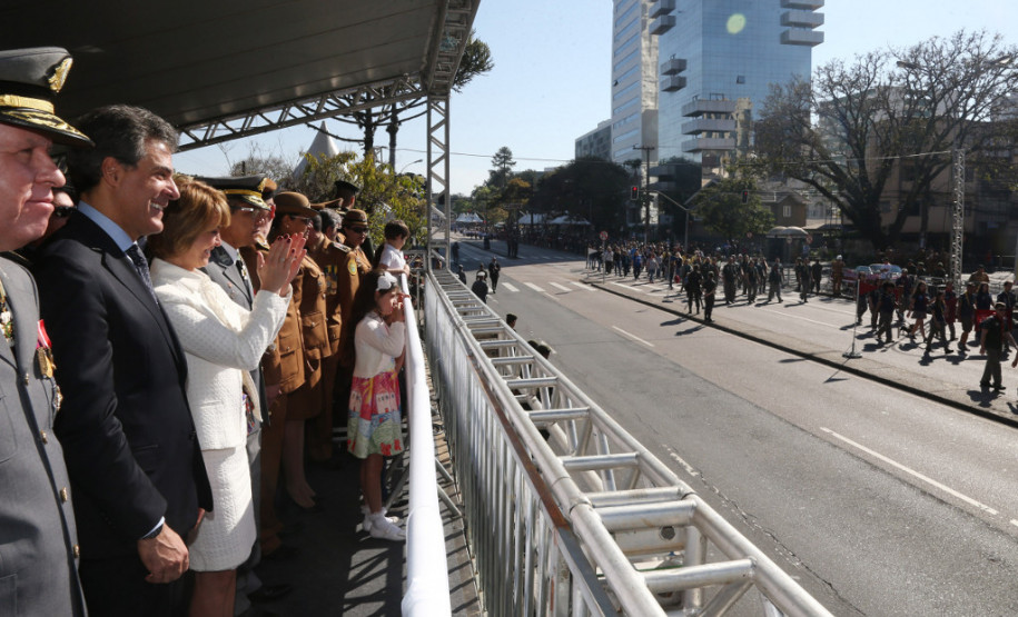 Estudantes de cinco escolas municipais, 12 colégios estaduais, grupos de escoteiros, representantes de instituições da sociedade civil e a Força de Segurança do Estado participaram nesta quinta-feira (07) do desfile cívico-militar que comemorou os 195 anos da Proclamação da Independência. O governador Beto Richa participou do evento, que tomou a Avenida Cândido de Abreu, em Curitiba, com a presença de cerca de 40 mil pessoas.