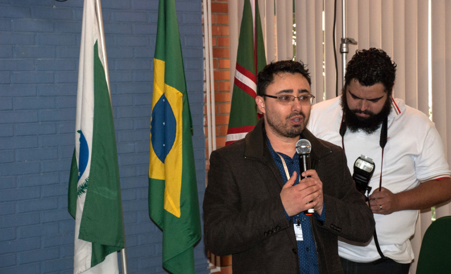 Escolas da rede estadual debatem segurança na internet “Nosso objetivo é contribuir para o debate e para a formação de educadores na promoção do uso seguro, consciente e responsável da internet”, explica o diretor de Políticas e Tecnologias Educacionais da Secretaria de Estado da Educação, Eziquiel Menta.