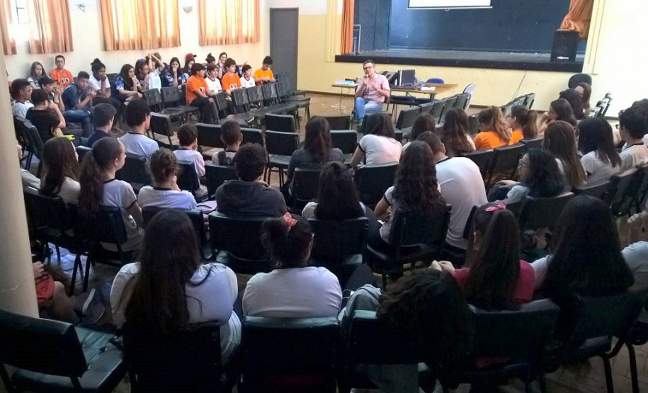 Escolas da rede estadual debatem segurança na internet O Colégio Estadual José de Anchieta foi o local escolhido pelo NRE Londrina para a palestra Segurança na Internet, do Núcleo de Proteção à Criança e ao Adolescente Vítima de Crimes