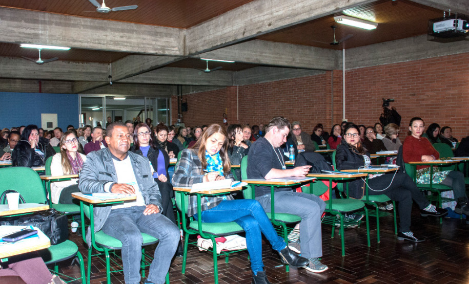 Escolas da rede estadual debatem segurança na internet As 500 escolas da rede estadual que participam do programa de tecnologia educacional Conectados 2.0 estão trabalhando o tema Segurança na Internet. As atividades começaram oficialmente com o “VII Ciclo de Oficinas - Segurança, Ética e Cidadania na Internet”, realizado na Diretoria de Políticas e Tecnologias Educacionais, em Curitiba, na metade de agosto.
