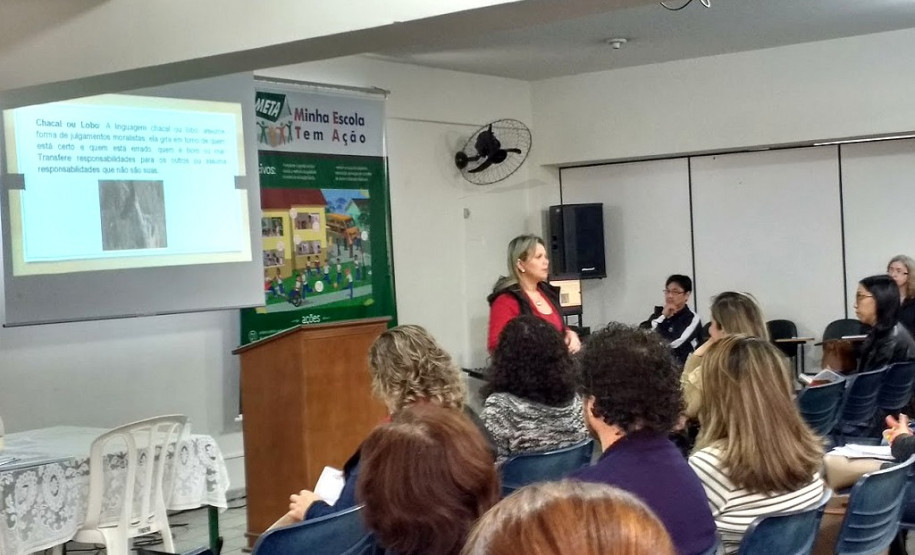 Escolas da rede estadual debatem segurança na internet Ainda na região norte do Paraná, o NRE Maringá reuniu gestores e professores para uma palestra sobre comunicação não violenta nos meios virtuais