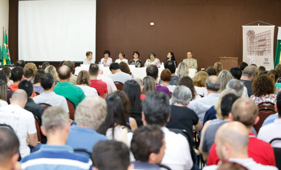 Simpósio discute excelência da educação profissional “Essa formação para quem atua no ensino profissional é importante para aperfeiçoar os conhecimentos e novas tecnologias que estão inseridas no contexto dos cursos. Tudo isso vai colaborar para que esses profissionais tenham em mãos novas ferramentas e novos conhecimentos para transmitir os conteúdos e preparar os jovens para atividades sociais e para o mundo do trabalho”, disse a secretária da Educação, professora Ana Seres.