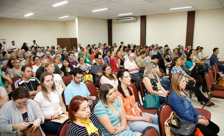 Simpósio discute excelência da educação profissional Profissionais de 36 escolas estaduais que ofertam os cursos técnicos de Edificações, Química, Eletroeletrônica, Eletrônica, Mecânica, Eletrotécnica e Mecatrônica iniciaram nesta segunda-feira (11), em Curitiba, o simpósio A excelência na educação profissional. O curso encerra na quarta-feira (13).