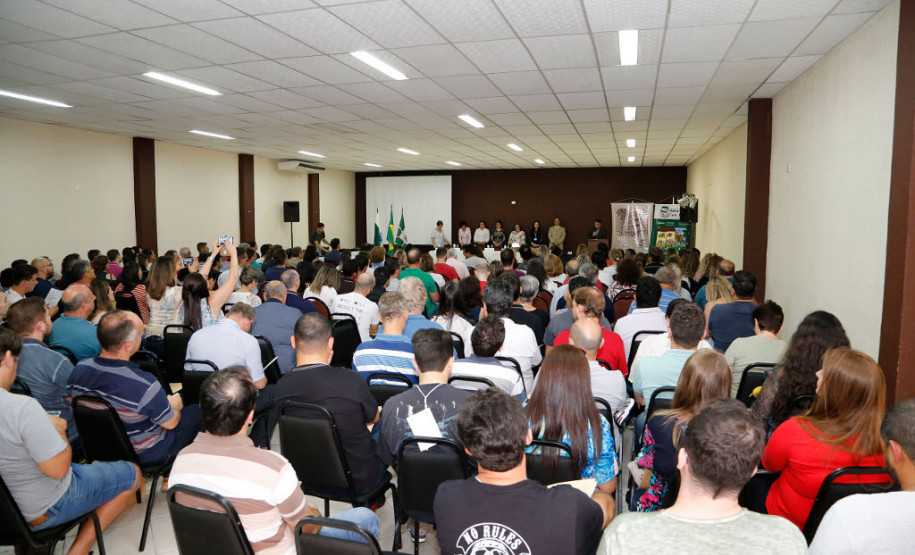 Simpósio discute excelência da educação profissional Profissionais de 36 escolas estaduais que ofertam os cursos técnicos de Edificações, Química, Eletroeletrônica, Eletrônica, Mecânica, Eletrotécnica e Mecatrônica iniciaram nesta segunda-feira (11), em Curitiba, o simpósio A excelência na educação profissional. O curso encerra na quarta-feira (13).