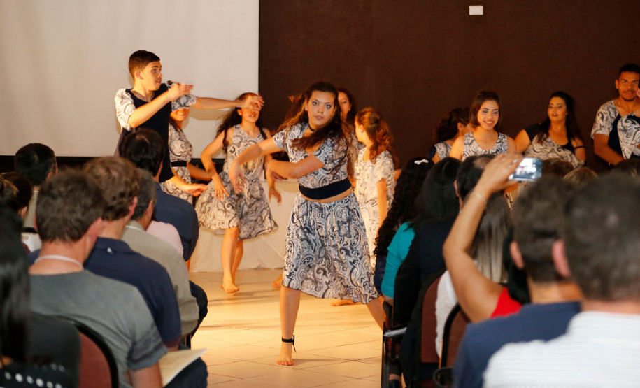 Simpósio discute excelência da educação profissional A abertura da formação contou com apresentações do grupo de dança do Centro Estadual de Capacitação em Artes Guido Viaro.