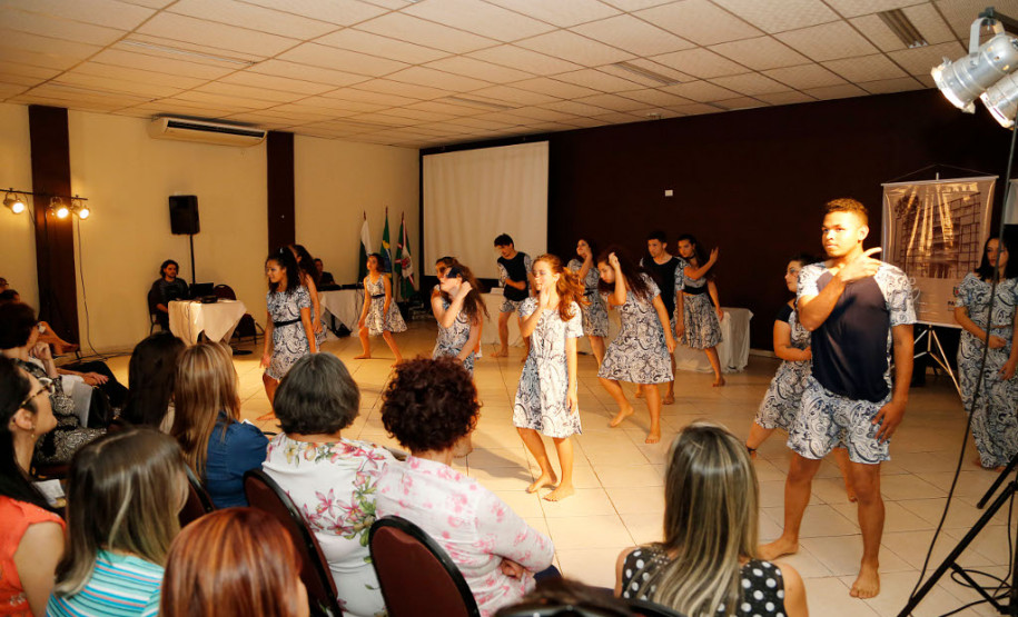 Simpósio discute excelência da educação profissional A abertura da formação contou com apresentações do grupo de dança do Centro Estadual de Capacitação em Artes Guido Viaro.