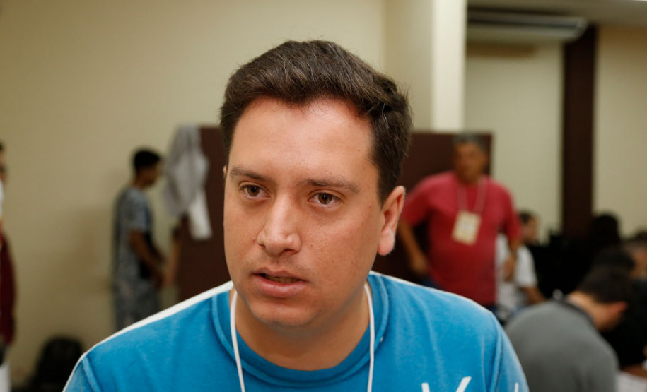 Simpósio discute excelência da educação profissional O professor do curso de Edificações do Colégio Estadual Doutor Marins Alves de Camargo, de Paranavaí, Noroeste do Paraná, Pedro Henrique, disse que a formação contribui para aperfeiçoar a prática em sala de aula e atualizar novos conhecimentos. “Esse curso vai contribuir para a elaboração de aulas com conteúdos mais específicos que refletir na formação dos estudantes que vão receber conteúdos direcionados a prática profissional”, disse.