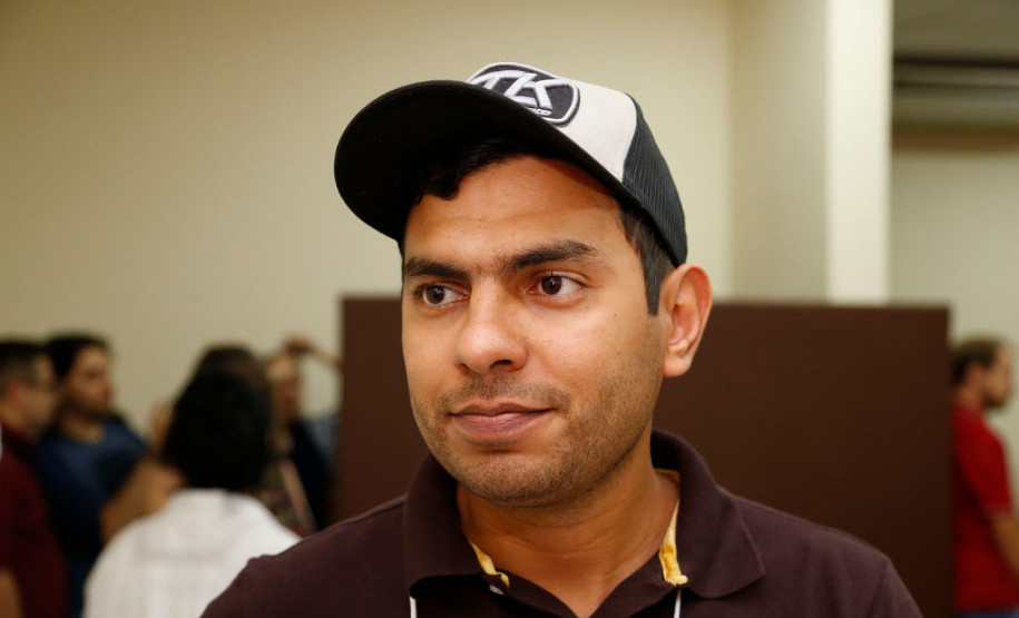 Simpósio discute excelência da educação profissional O professor de Química do Colégio Estadual Professor Paulo Alberto Tomazinho, de Umuarama, no Noroeste do Estado,, Wesley Eduardo Cordeiro, contou que as informações obtidas no curso serão repassadas aos colegas no retorno à escola. “Dessa forma garantimos que os novos conteúdos e as novidades relacionadas à disciplina cheguem a todos os estudantes”, disse Wesley.