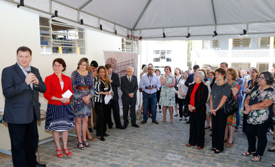 Publicação registra os 70 anos da educação pública paranaense A Secretaria de Estado da Educação lançou nesta terça-feira (12), em Curitiba, a publicação “70 anos de Educação em Revista – memória da educação paranaense”. O impresso integra as comemorações do aniversário da pasta que desenvolveu diversas atividades com o objetivo resgatar e preservar a memória da educação pública no Estado.