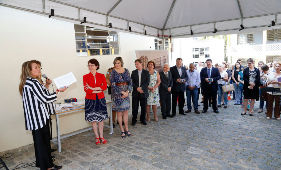 Publicação registra os 70 anos da educação pública paranaense A Secretaria de Estado da Educação lançou nesta terça-feira (12), em Curitiba, a publicação “70 anos de Educação em Revista – memória da educação paranaense”. O impresso integra as comemorações do aniversário da pasta que desenvolveu diversas atividades com o objetivo resgatar e preservar a memória da educação pública no Estado.