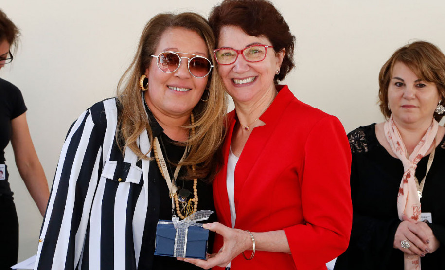 Publicação registra os 70 anos da educação pública paranaense A Secretaria de Estado da Educação lançou nesta terça-feira (12), em Curitiba, a publicação “70 anos de Educação em Revista – memória da educação paranaense”. O impresso integra as comemorações do aniversário da pasta que desenvolveu diversas atividades com o objetivo resgatar e preservar a memória da educação pública no Estado.