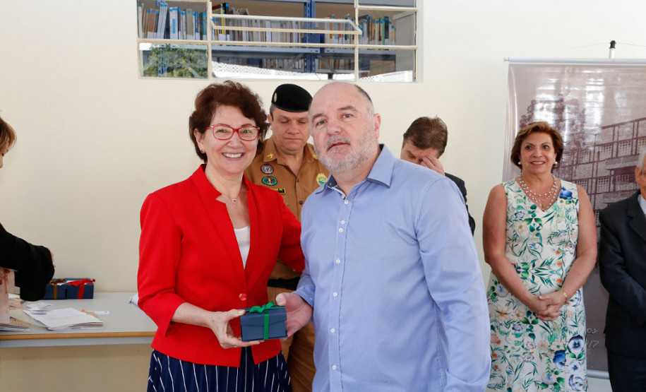 Publicação registra os 70 anos da educação pública paranaense A Secretaria de Estado da Educação lançou nesta terça-feira (12), em Curitiba, a publicação “70 anos de Educação em Revista – memória da educação paranaense”. O impresso integra as comemorações do aniversário da pasta que desenvolveu diversas atividades com o objetivo resgatar e preservar a memória da educação pública no Estado.
