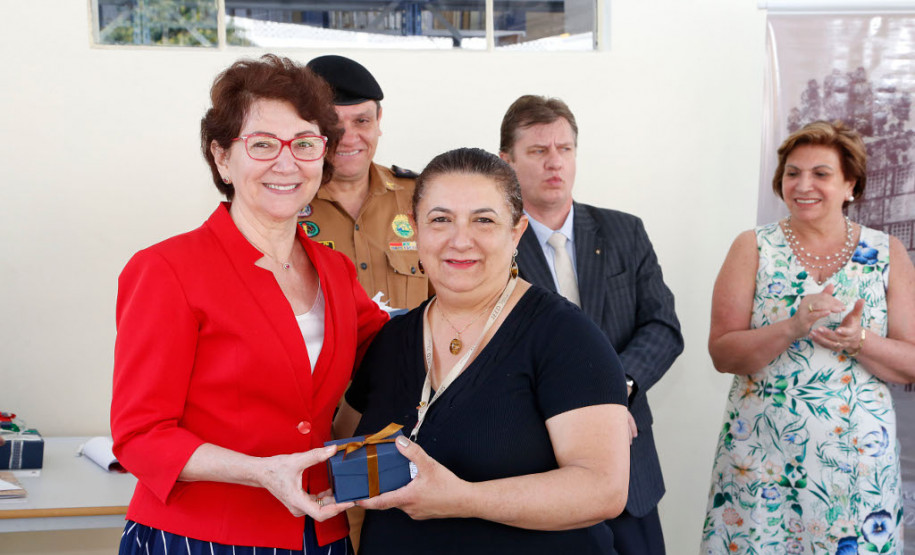 Publicação registra os 70 anos da educação pública paranaense A Secretaria de Estado da Educação lançou nesta terça-feira (12), em Curitiba, a publicação “70 anos de Educação em Revista – memória da educação paranaense”. O impresso integra as comemorações do aniversário da pasta que desenvolveu diversas atividades com o objetivo resgatar e preservar a memória da educação pública no Estado.