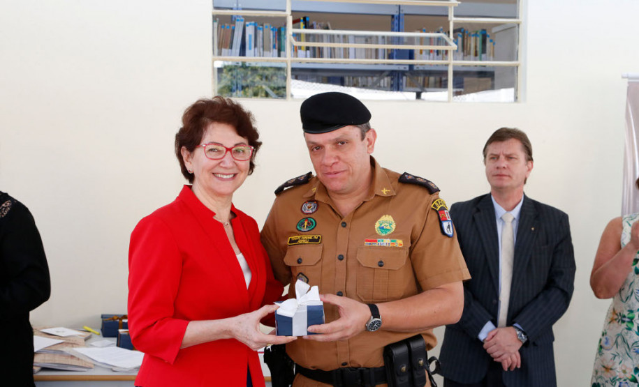 Publicação registra os 70 anos da educação pública paranaense A Secretaria de Estado da Educação lançou nesta terça-feira (12), em Curitiba, a publicação “70 anos de Educação em Revista – memória da educação paranaense”. O impresso integra as comemorações do aniversário da pasta que desenvolveu diversas atividades com o objetivo resgatar e preservar a memória da educação pública no Estado.