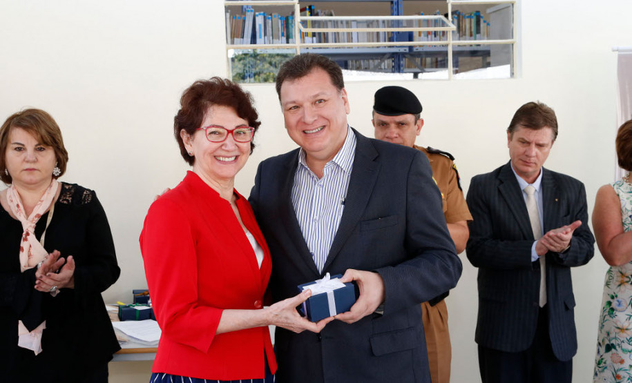 Publicação registra os 70 anos da educação pública paranaense A Secretaria de Estado da Educação lançou nesta terça-feira (12), em Curitiba, a publicação “70 anos de Educação em Revista – memória da educação paranaense”. O impresso integra as comemorações do aniversário da pasta que desenvolveu diversas atividades com o objetivo resgatar e preservar a memória da educação pública no Estado.