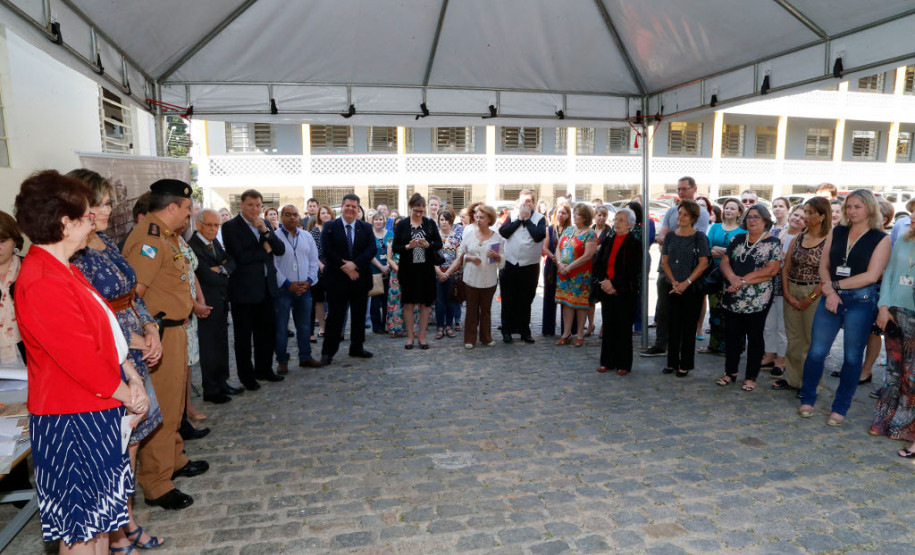 Publicação registra os 70 anos da educação pública paranaense A Secretaria de Estado da Educação lançou nesta terça-feira (12), em Curitiba, a publicação “70 anos de Educação em Revista – memória da educação paranaense”. O impresso integra as comemorações do aniversário da pasta que desenvolveu diversas atividades com o objetivo resgatar e preservar a memória da educação pública no Estado.