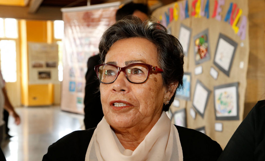 A servidora Luci Costa Pinto trabalha na regional há 24 anos. Segundo ela, a homenagem é um estímulo para continuar contribuindo com a qualidade da educação. “É emocionante porque amamos o que fazemos e porque acreditamos que a educação é peça transformadora da sociedade. Fazer parte desse processo é motivo de orgulho”, destacou.