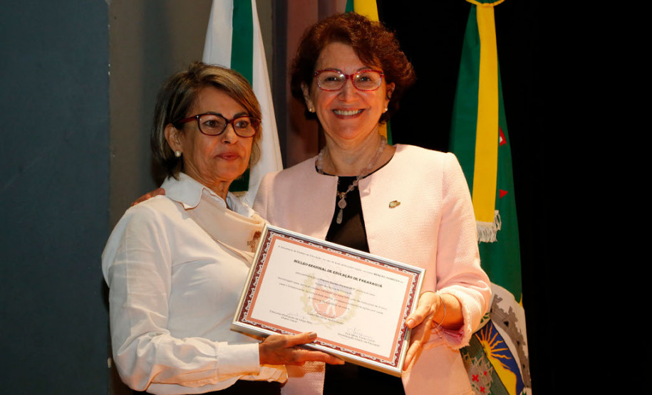 A Secretaria de Estado da Educação entregou nesta quarta-feira (13), em Paranaguá, o Prêmio Gestão Paraná às escolas estaduais que se destacaram pela administração coletiva e inovadora. As vencedoras foram selecionadas por trabalhar com projetos pedagógicos inovadores, praticar a gestão participativa dos recursos públicos e envolver a comunidade nas decisões.