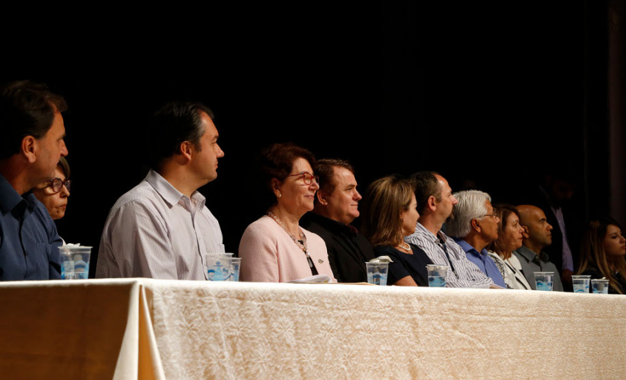 A Secretaria de Estado da Educação entregou nesta quarta-feira (13), em Paranaguá, o Prêmio Gestão Paraná às escolas estaduais que se destacaram pela administração coletiva e inovadora. As vencedoras foram selecionadas por trabalhar com projetos pedagógicos inovadores, praticar a gestão participativa dos recursos públicos e envolver a comunidade nas decisões.