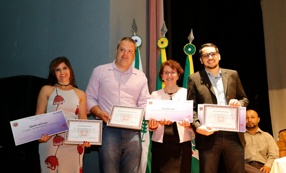 A Secretaria de Estado da Educação entregou nesta quarta-feira (13), em Paranaguá, o Prêmio Gestão Paraná às escolas estaduais que se destacaram pela administração coletiva e inovadora. As vencedoras foram selecionadas por trabalhar com projetos pedagógicos inovadores, praticar a gestão participativa dos recursos públicos e envolver a comunidade nas decisões.