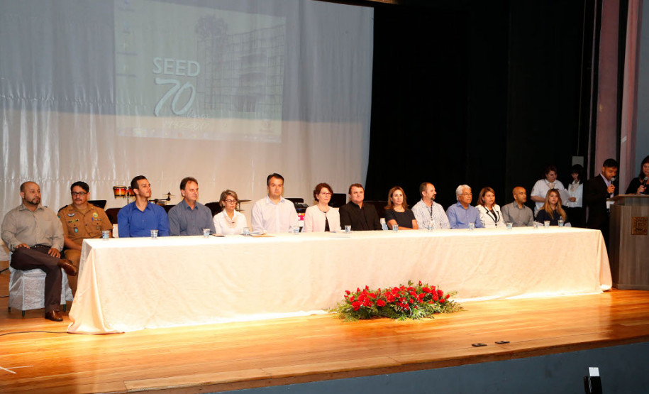 A Secretaria de Estado da Educação entregou nesta quarta-feira (13), em Paranaguá, o Prêmio Gestão Paraná às escolas estaduais que se destacaram pela administração coletiva e inovadora. As vencedoras foram selecionadas por trabalhar com projetos pedagógicos inovadores, praticar a gestão participativa dos recursos públicos e envolver a comunidade nas decisões.