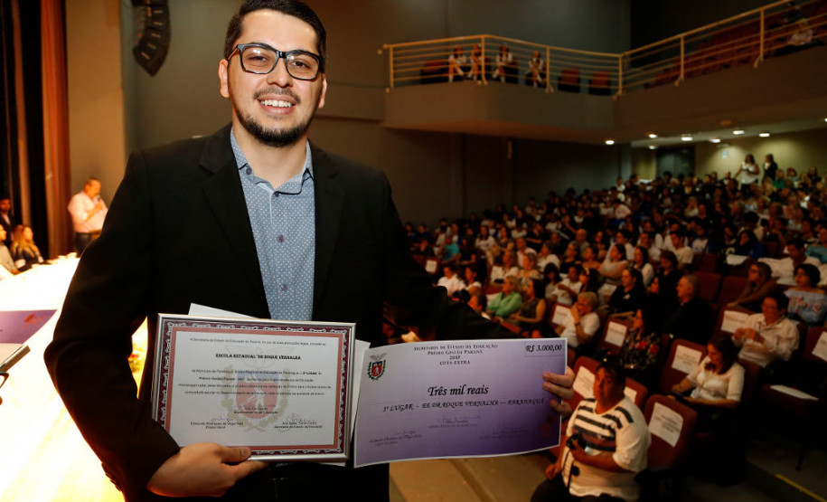 A Escola Estadual Roque Vernalha, também de Paranaguá, recebeu R$ 3 mil com a terceira colocação. “É o reconhecimento do Governo do Paraná, por meio da Secretaria da Educação, pelo trabalho que desenvolvemos na escola e também é uma oportunidade de mostrarmos para a comunidade que o trabalho está sendo bem feito e de forma democrática”, disse o diretor Bruno dos Santos Rueda.