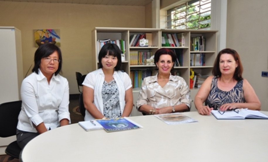 Coordenadora do Setor de Políticas Educacionais do município de Toyohashi, Japão, conhece políticas e programas educacionais do Paraná.