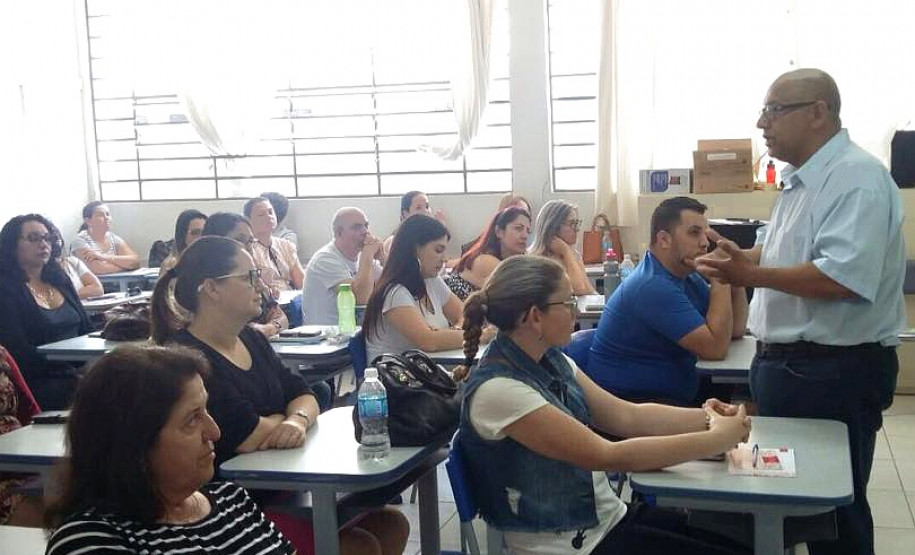 O chefe do Núcleo Regional de Educação, Maurício Ferraz da Costa, lembrou que as oficinas tiveram foco nas áreas de atuação dos agentes educacionais e por disciplinas para os professores. “Esse formato possibilita atender as demandas específicas de cada escola e profissional e aproxima as ações da Secretaria da Educação e do núcleo do cotidiano das unidades de ensino”, disse.