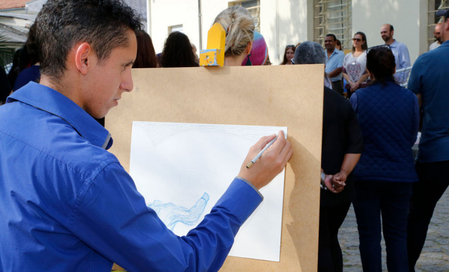 A Secretaria de Estado da Educação abriu nesta segunda-feira (18), em Curitiba, a exposição Mestre Guido Viaro inspirando gerações. A mostra é uma homenagem aos 120 anos do nascimento do artista ítalo-brasileiro Guido Pellegrino Viaro, que adotou cidade de Curitiba no final dos anos 1920 para morar. A exposição fica aberta até o dia 10 de novembro, na sede da Secretaria da Educação e é aberta à comunidade.