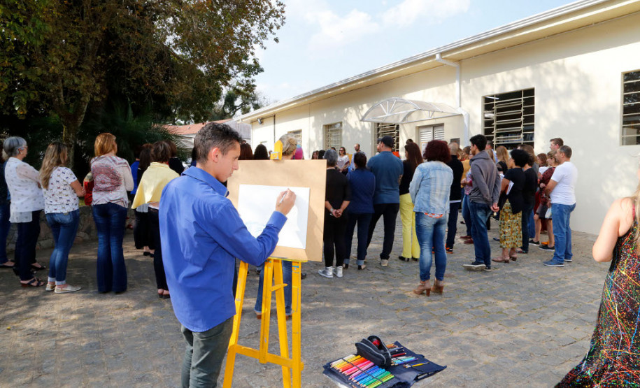 A Secretaria de Estado da Educação abriu nesta segunda-feira (18), em Curitiba, a exposição Mestre Guido Viaro inspirando gerações. A mostra é uma homenagem aos 120 anos do nascimento do artista ítalo-brasileiro Guido Pellegrino Viaro, que adotou cidade de Curitiba no final dos anos 1920 para morar. A exposição fica aberta até o dia 10 de novembro, na sede da Secretaria da Educação e é aberta à comunidade.