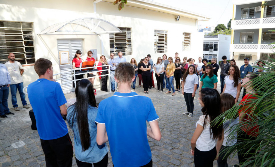 A Secretaria de Estado da Educação abriu nesta segunda-feira (18), em Curitiba, a exposição Mestre Guido Viaro inspirando gerações. A mostra é uma homenagem aos 120 anos do nascimento do artista ítalo-brasileiro Guido Pellegrino Viaro, que adotou cidade de Curitiba no final dos anos 1920 para morar. A exposição fica aberta até o dia 10 de novembro, na sede da Secretaria da Educação e é aberta à comunidade.