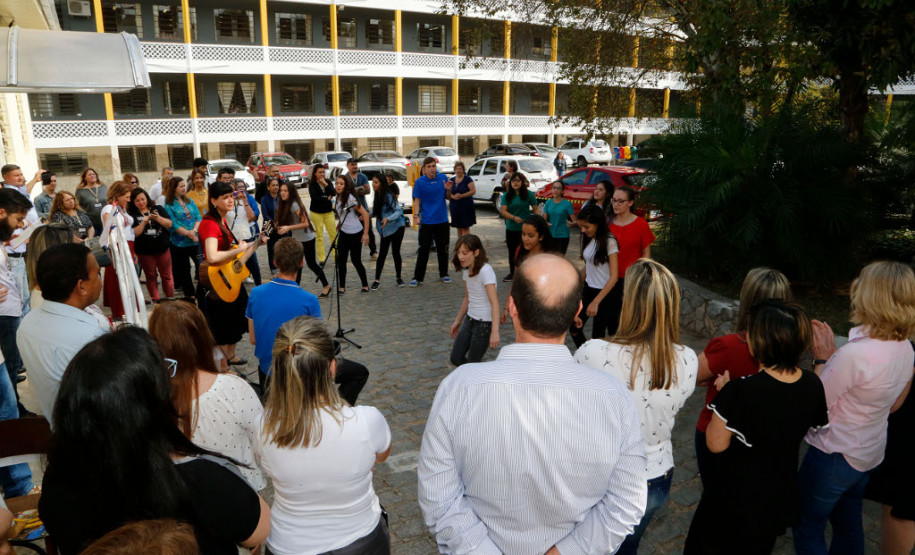 A Secretaria de Estado da Educação abriu nesta segunda-feira (18), em Curitiba, a exposição Mestre Guido Viaro inspirando gerações. A mostra é uma homenagem aos 120 anos do nascimento do artista ítalo-brasileiro Guido Pellegrino Viaro, que adotou cidade de Curitiba no final dos anos 1920 para morar. A exposição fica aberta até o dia 10 de novembro, na sede da Secretaria da Educação e é aberta à comunidade.