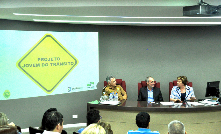 O Departamento de Trânsito do Paraná (Detran) lançou nesta segunda-feira (18), em Curitiba, o projeto Jovem do Trânsito. A iniciava, em caráter de projeto-piloto, tem como objetivo trabalhar o tema trânsito de forma interdisciplinar com alunos do ensino médio de escolas estaduais. São parceiros do Detran a Secretaria de Estado da Educação e a Polícia Militar do Paraná.
